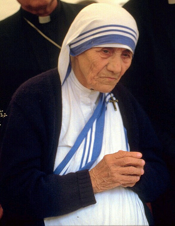 Św. Matka Teresa z Kalkuty (1986) - TúrelioDerivative work:  TharonXX, CC BY-SA 2.0 DE www.creativecommons.org, via Wikimedia Commons