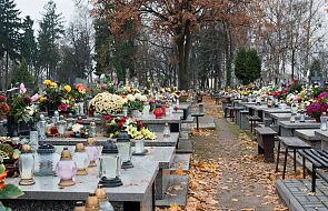 Na cmentarzu w Trzebinii zapadła się ziemia. Uszkodzonych ok. 50 grobów