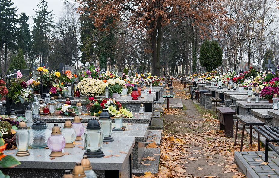 Na cmentarzu w Trzebini zapadła się ziemia. Uszkodzonych ok. 50 grobów