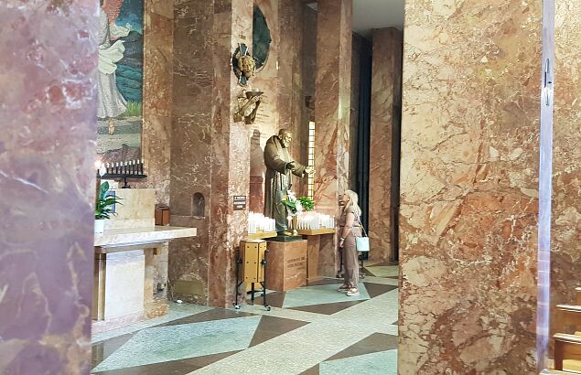 W bazylice Matki Bożej Łaskawej w San Giovanni Rotondo. Według niektórych źródeł Karol Wojtyła jako młody ksiądz w 1948 r. odwiedził San Giovanni Rotondo i spotkał się wtedy po raz pierwszy z o. Pio.