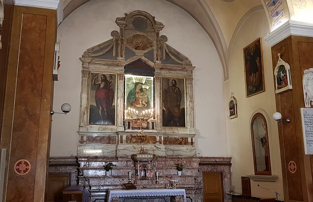 Wnętrze kaplica Matki Bożej Łaskawej i ołtarz, przy którym o. Pio sprawował Eucharystię.