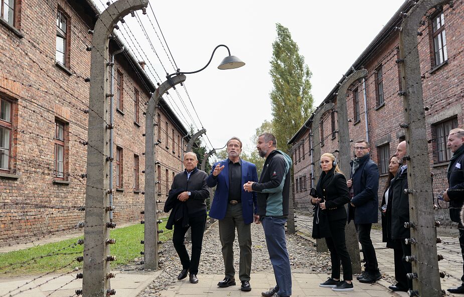 Aktor Arnold Schwarzenegger zwiedził obóz koncentracyjny Auschwitz