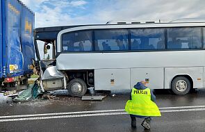 Zderzenie ciężarówki z autobusem przewożącym uczniów; trzy osoby trafiły do szpitala