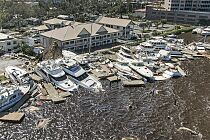 Najpotężniejszy od lat huragan uderzył w USA. Samochody i łodzie pływają po ulicy [GALERIA]