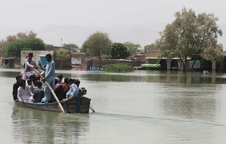 Ogromne powodzie w Pakistanie. Jedna trzecia kraju pod wodą, nie żyje ponad 1,3 tys. osób