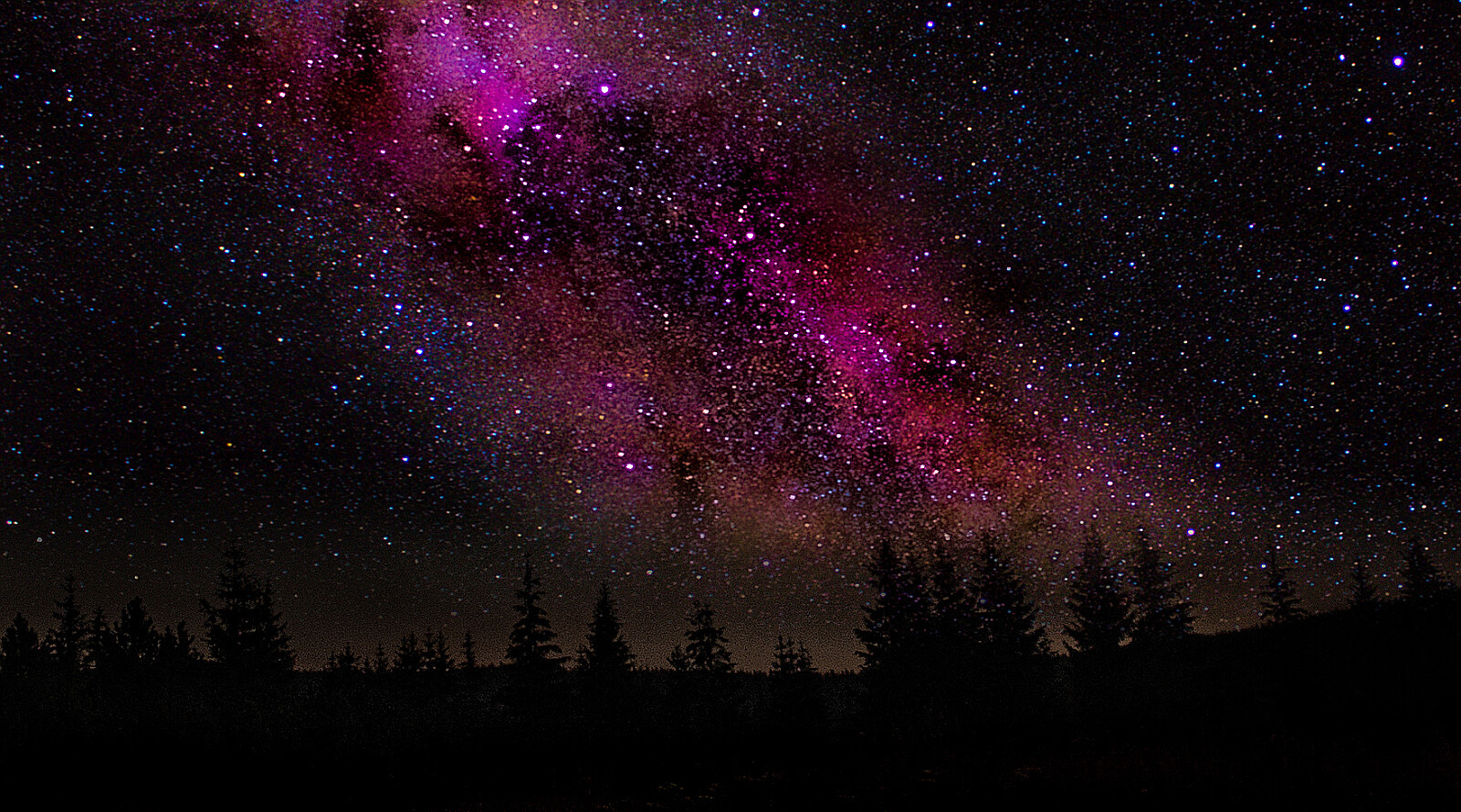 Niebo nad Izerskim Parkiem Nocnego Nieba (fot. Tomasz Tomsonowskyy / Wikimedia Commons / CC BY-SA 4.0)
