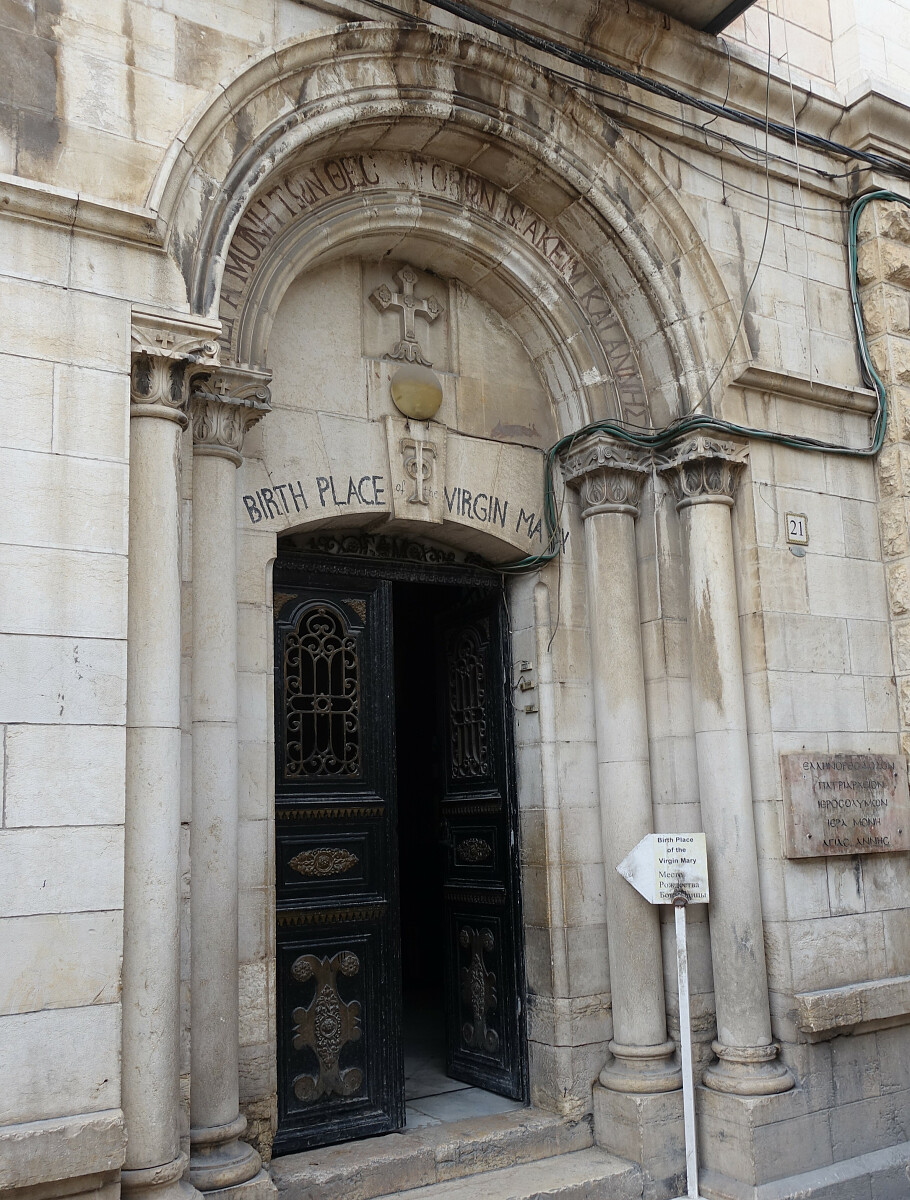Wejście do kościoła z napisem informującym, że jest to miejsce narodzin Maryi (fot. Deon.pl)