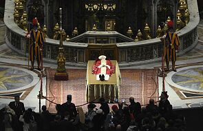 Watykan: Setki wiernych oddają hołd zmarłemu Benedyktowi XVI [GALERIA]