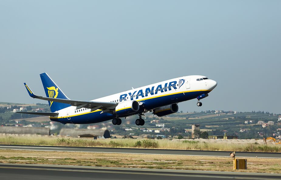 Samolot linii Ryanair lecący z Katowic do Aten wylądował bezpiecznie w asyście greckich myśliwców; podczas lotu pilot poinformował o zagrożeniu bombowym