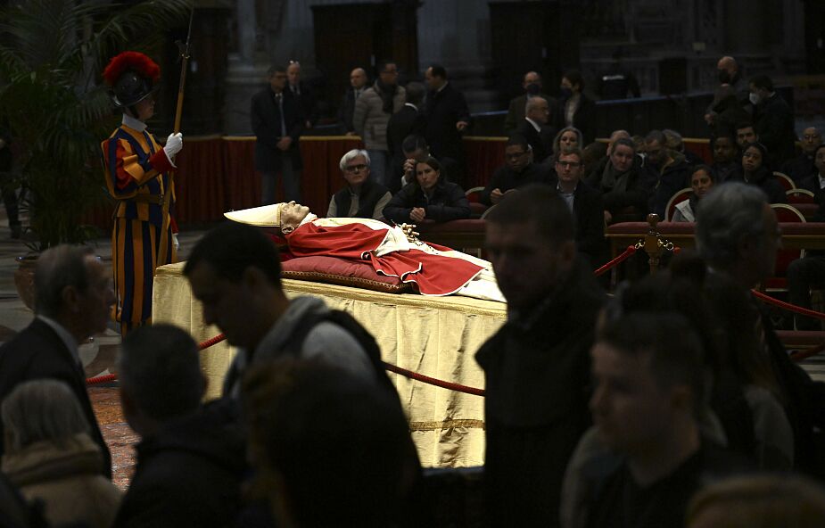 Kard. Nycz weźmie udział w uroczystościach pogrzebowych papieża Benedykta XVI