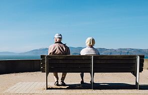 Większość ekonomistów uważa, że wiek emerytalny powinien być taki sam dla obu płci i i wynosić 67 lat