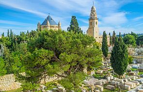 Dwaj mężczyźni w jarmułkach rozbijali groby i przewracali krzyże. Zdemolowano 30 nagrobków na cmentarzu w Jerozolimie