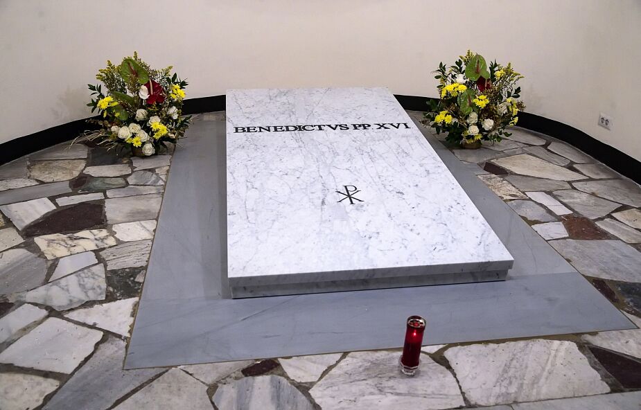 Watykan: grób Benedykta XVI udostępniony dla wiernych