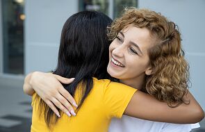 Raport: Osoba przytulająca innych może zarobić 10 tys. zł, a spawacz do 17 tys. zł miesięcznie