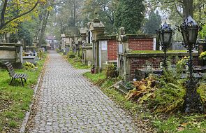 Kraków: Dodatkowa komunikacja i dłuższe godziny otwarcia cmentarzy w okresie Wszystkich Świętych