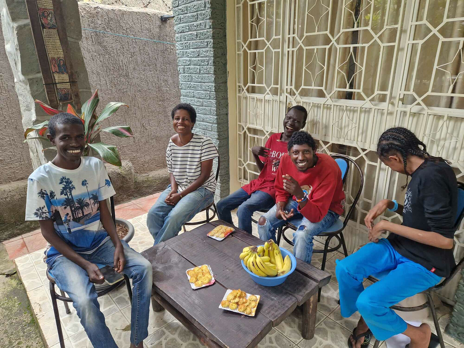 Mieszkańcy domu Ewentegna Tamir przy stole, Etiopia (Fot. Archiwum BETEL)