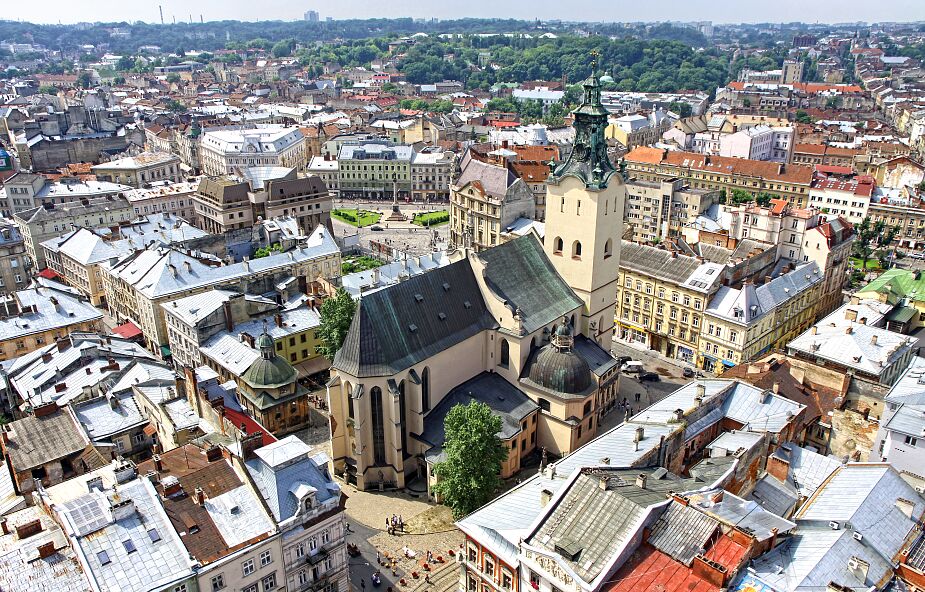 Warszawa: Odrestaurowano rzeźbę Chrystusa Frasobliwego z kopuły kaplicy Boimów we Lwowie
