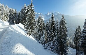 Trudne warunki turystyczne po opadach śniegu w Tatrach