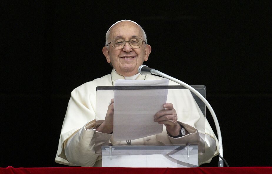 „Święci są ludźmi jak my i naszymi przyjaciółmi” – powiedział papież Franciszek przed modlitwą Anioł Pański
