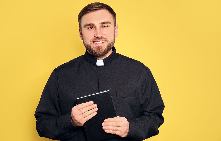 Biskupi ukrócą działalność "księży-showmanów". Wydali nowe wytyczne w sprawie obecności księży w internecie