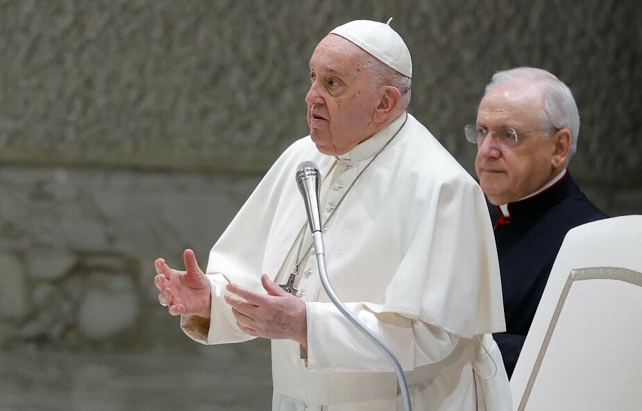 Papież wzywa do refleksji nad kobiecym wymiarem Kościoła