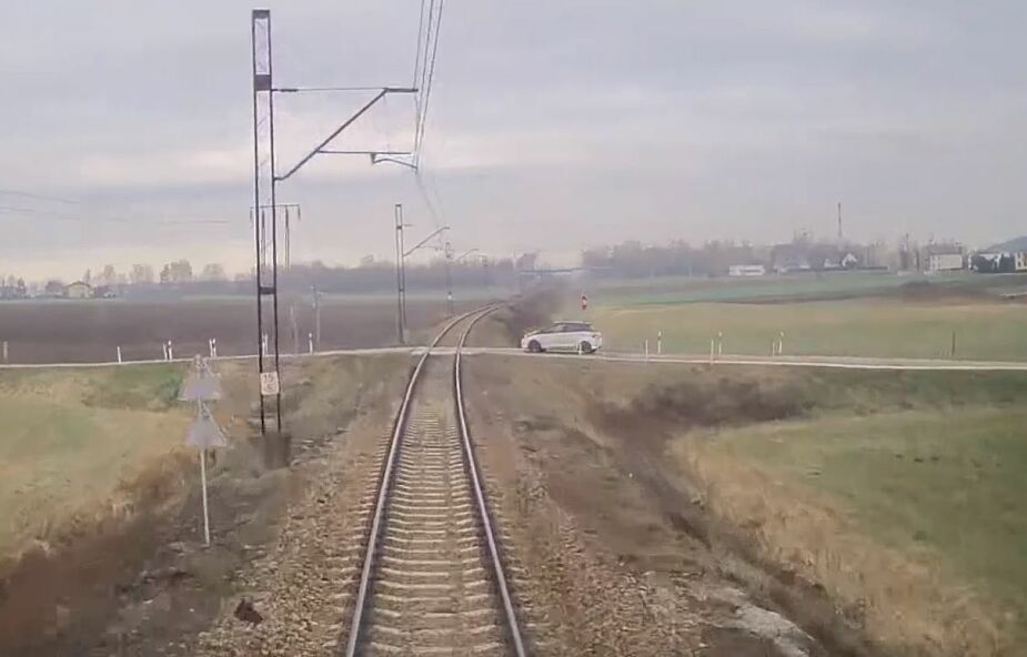 Kierowca zatrzymał się tuż przed jadącym pociągiem. Cudem uniknął śmierci