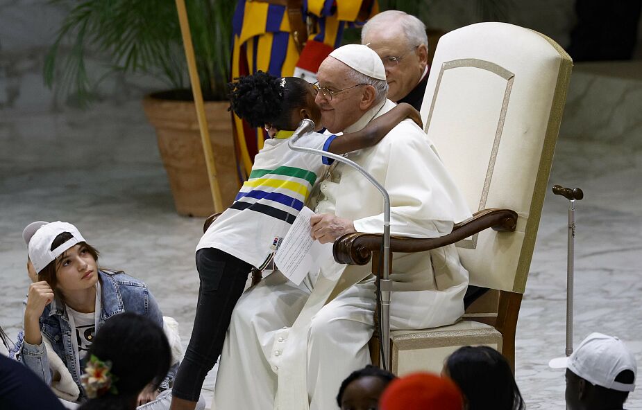 Niezwykły entuzjazm w czasie spotkania Franciszka z dziećmi. Papież powiedział, że są "posłańcami pokoju"