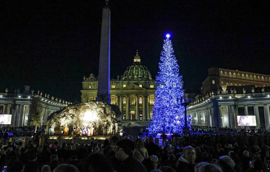 Watykan: na Placu św. Piotra zainaugurowano szopkę i choinkę