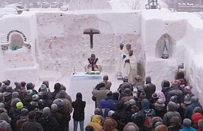 Studenci co roku budują Lodową Kaplicą Matki Bożej Śnieżnej, aby uczestniczyć we mszach świętych