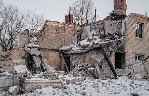 Rosjanie wyburzają zniszczone budynki w okupowanym Mariupolu i kruszą gruzy