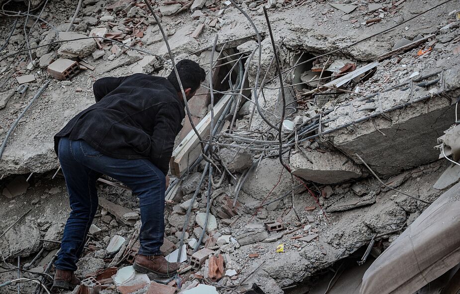 AFP: gaśnie nadzieja na znalezienie żywych pod gruzami
