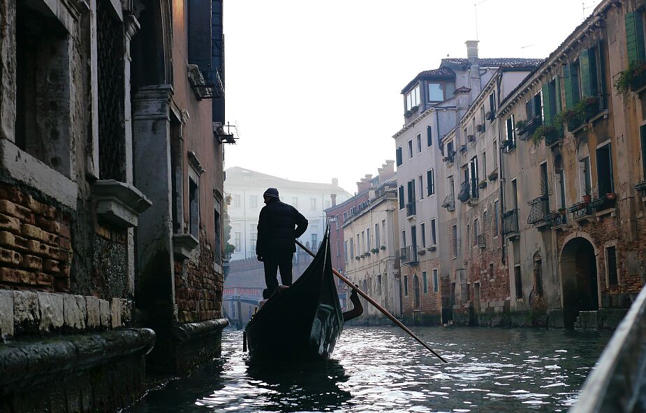 Rekordowo niski poziom wody w Wenecji; na wielu kanałach niemożliwa jest żegluga