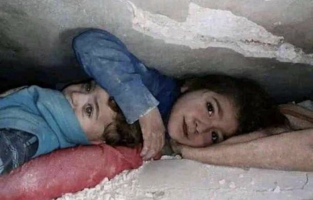 Syria: Dzielna dziewczynka przez 17 godzin osłaniała głowę młodszego brata pod gruzami