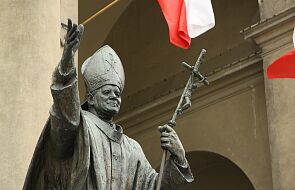 Biskupi reagują na doniesienia o Janie Pawle II. Apelują o zapalanie zniczy przed jego pomnikami