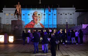 Na fasadzie Pałacu Prezydenckiego wyświetlono zdjęcie Jana Pawła II