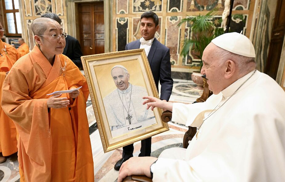 Papież do buddystów: Religie pozostają w ścisłym związku z edukacją