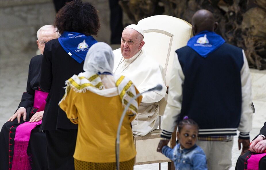 Papież przyjął uchodźców przybywających korytarzami humanitarnymi