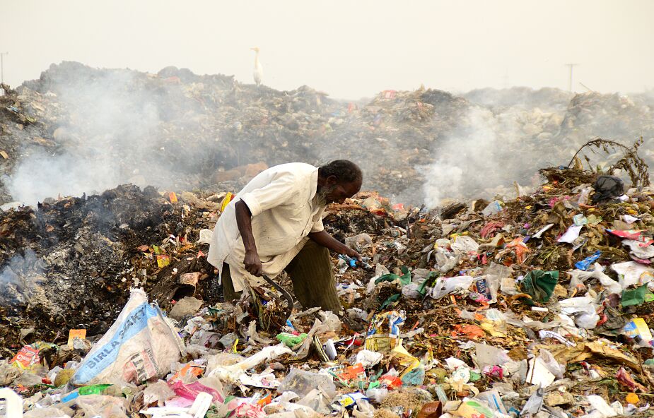 W Indiach płonie góra śmieci. Strażacy gaszący pożar mdleją pod wpływem toksyn