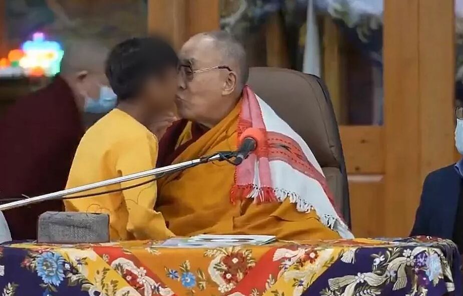 Skandaliczne zachowanie Dalajlamy XIV. Duchowy przywódca przeprasza za zachowanie wobec chłopca