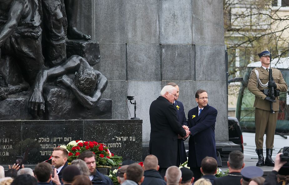 Prezydenci Polski, Izraela i Niemiec złożyli kwiaty przed Pomnikiem Bohaterów Getta w Warszawie