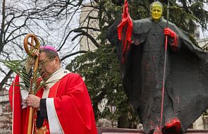 Abp Ryś o dewastacji pomnika papieskiego: Jan Paweł II pomodliłby się za sprawców
