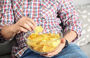 Naukowcy ostrzegają: Spożywanie chipsów i słodyczy trwale zmienia ludzki mózg