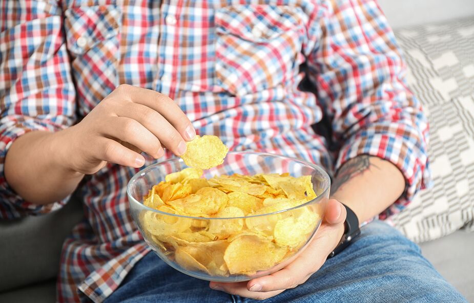 Naukowcy ostrzegają: Spożywanie chipsów i słodyczy trwale zmienia ludzki mózg