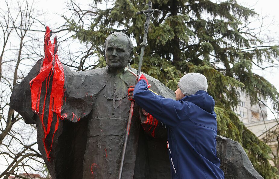 Poseł podał niewłaściwą informację ws. oczyszczenia pomnika Jana Pawła II. Archidiecezja łódzka reaguje