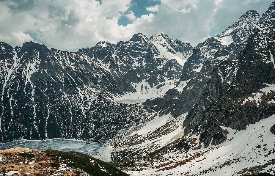 Seria groźnych wypadków w Tatrach. Bez raków, czekana i kasku nie wybieraj się w góry