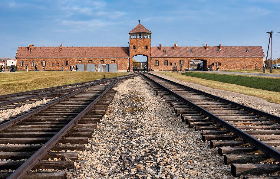 Dwóch uczniów z Niemiec "hajlowało" podczas wycieczki do Auschwitz