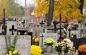 Zniszczyli i uszkodzili nagrobki na cmentarzu. Kobieta chciała "wyładować swoją złość"