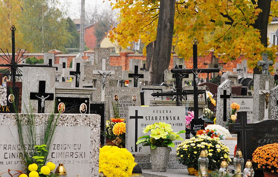 Zniszczyli i uszkodzili nagrobki na cmentarzu. Kobieta chciała "wyładować swoją złość"