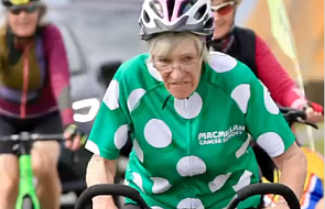 85-letnia Mavis objechała Szkocję na rowerze. "Kiedy zmarły moje dzieci, nie wiedziałam, co robić"