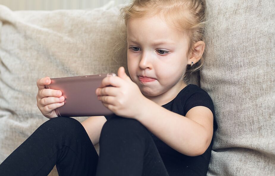 Medioznawca: Gdy dziecko dostaje smartfona, rodzice muszą być gotowi na problemy [WYWIAD]
